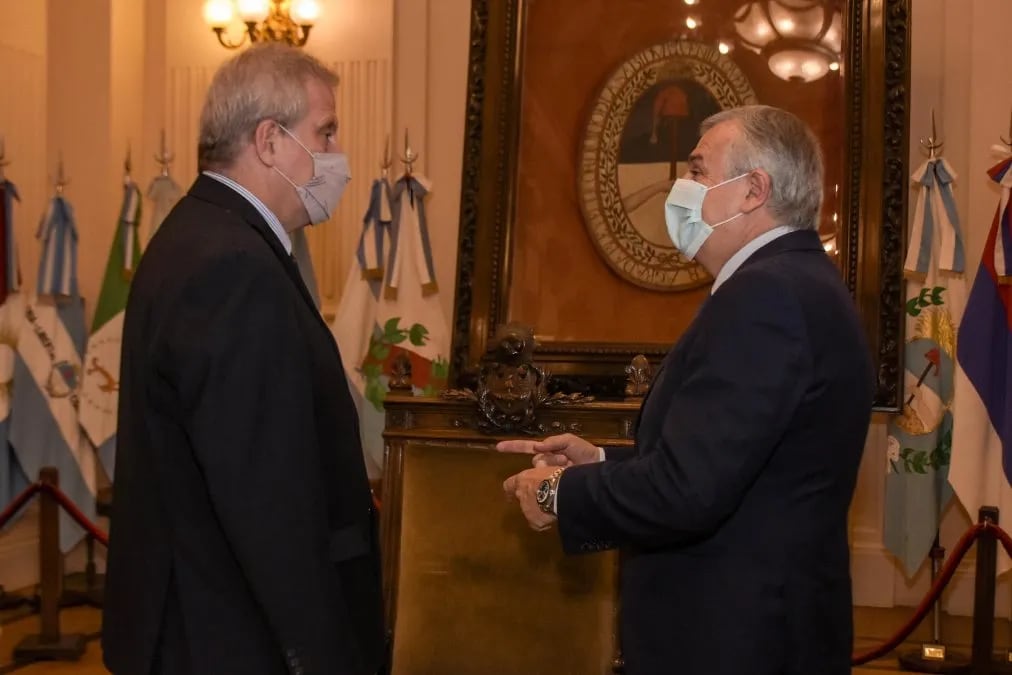 El saludo protocolar del gobernador Morales al ministro Perczyk se cumplió en el Salón de la Bandera, en el primer piso de la Casa de Gobierno.