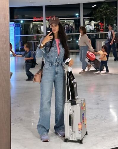 El total denim de Zaira Nara para viajar en avión canchera y chic.