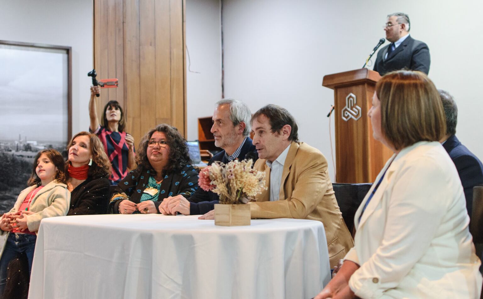 Inés Pémberton, Eugenia Jaldín, José Rodríguez Bárcena, Ignacio Duelo y Leonor Calvó, en la mesa de apertura de la Feria del Libro Jujuy sede Yungas.