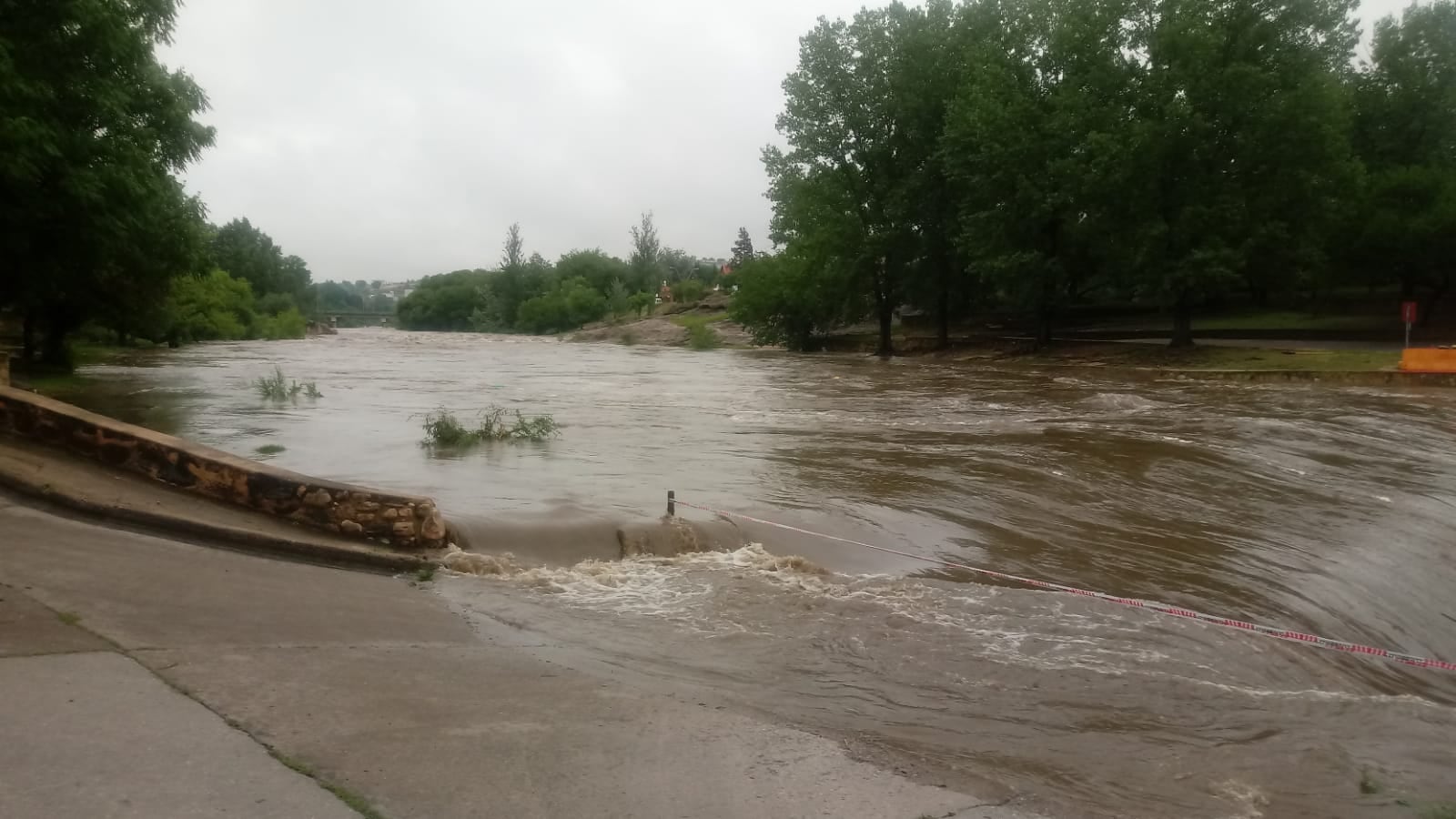 Ingresó una creciente de 2 metros y debieron cortar el tránsito del Fantasio y Playas de Oro.