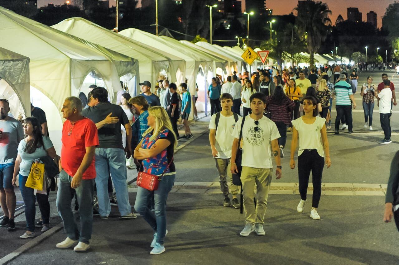 Paseo de emprendedores en Paraná. Costanera, fin de semana largo.