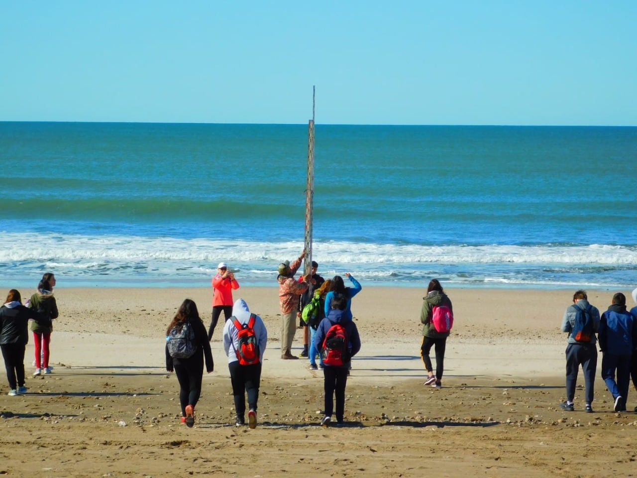 Turismo de Tres Arroyos y alumnos de la Secundaria de Orense realizaron actividades en la playa