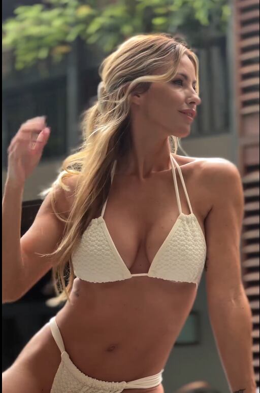 Ultra escote y tejido: Rocío Guirao Díaz deslumbró con una bikini muy sensual