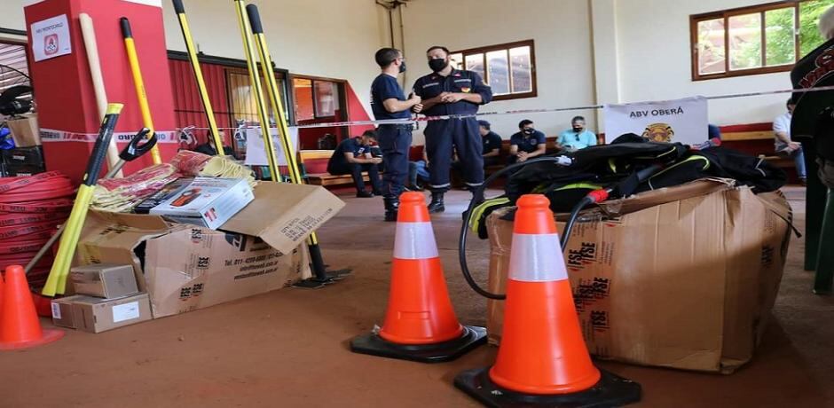 El gobierno de la provincia entregó equipamiento a Bomberos de Misiones.