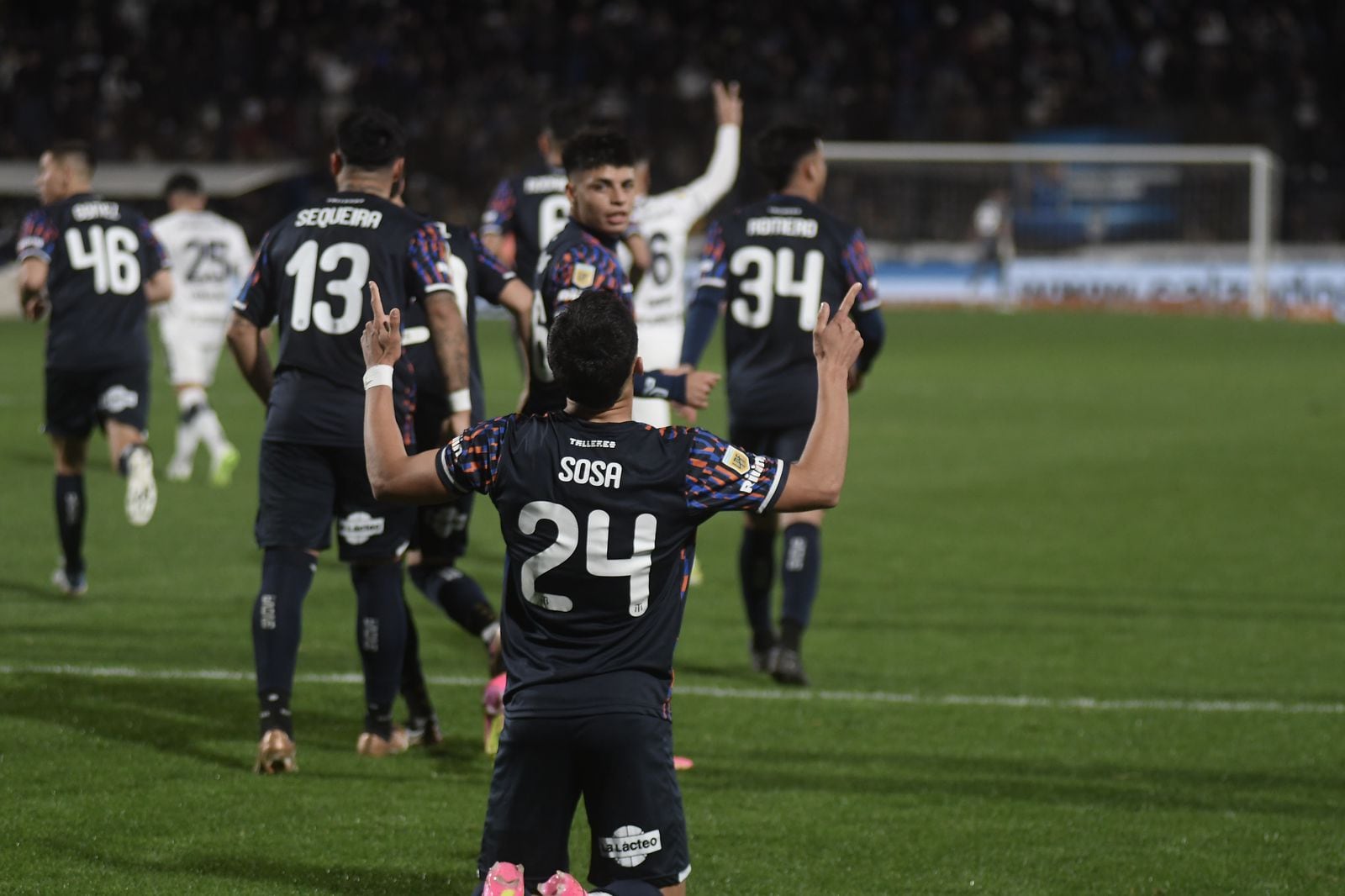 Ramón Sosa celebra uno de sus goles ante Gimnasia, en La Plata. (Federico López Claro / La Voz).