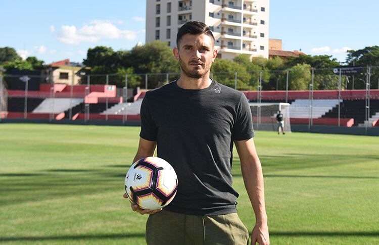 Adrián "Maravilla" Martínez, delantero de Instituto. Un jugador con una historia de vida más que particular. (Conmebol).