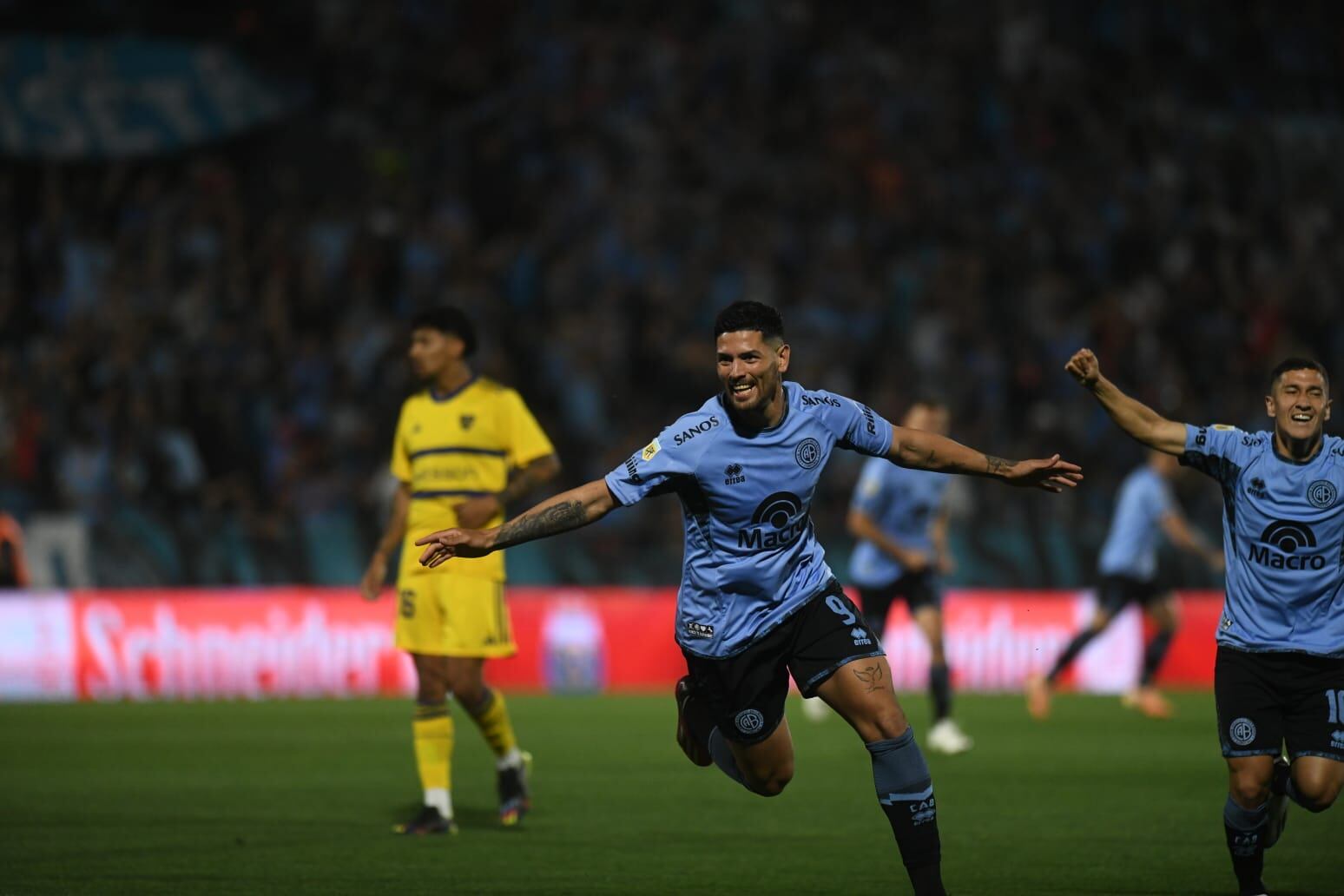 Locura total. Alberdi, y una noche inolvidable. Con lluvia de goles, pasó por diversos estados emocionales, pero terminó celebrando a pleno porque a la “B” se le dio todo. (Facundo Luque / La Voz)