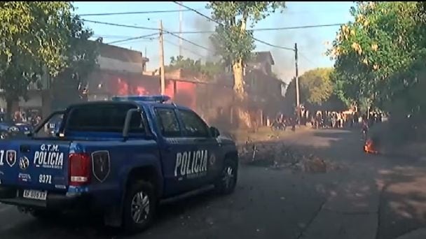 Vecinos prendieron fuego la casa del secuestrador.