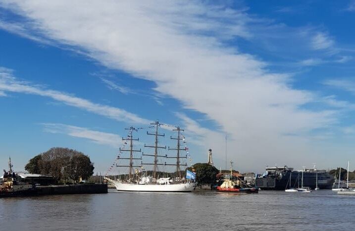 Zarpada de la Fragata A.R.A "Libertad" desde Buenos Aires.