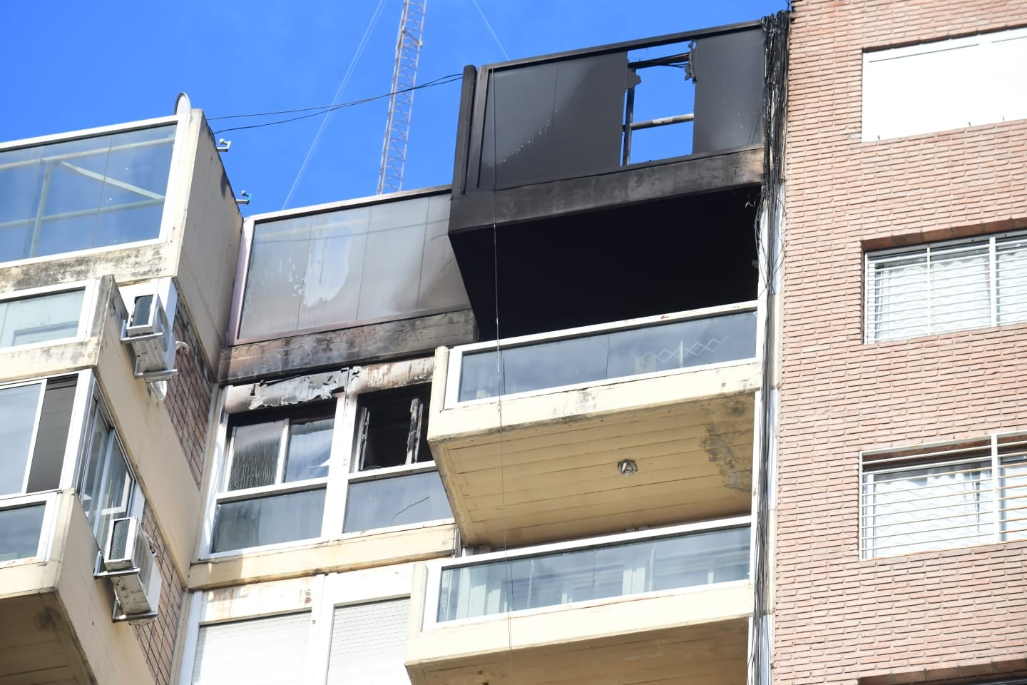 Córdoba: se incendió un edificio, un estudiante no pudo escapar, se arrojó al vacío y murió. (Ramiro Pereyra/La Voz)