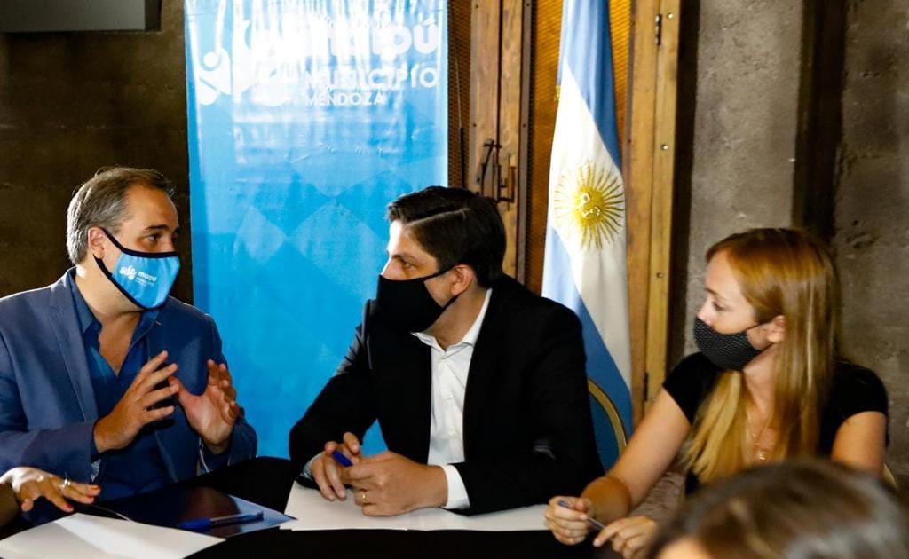 Nicolás Trotta en Maipú con dirigentes peronistas.