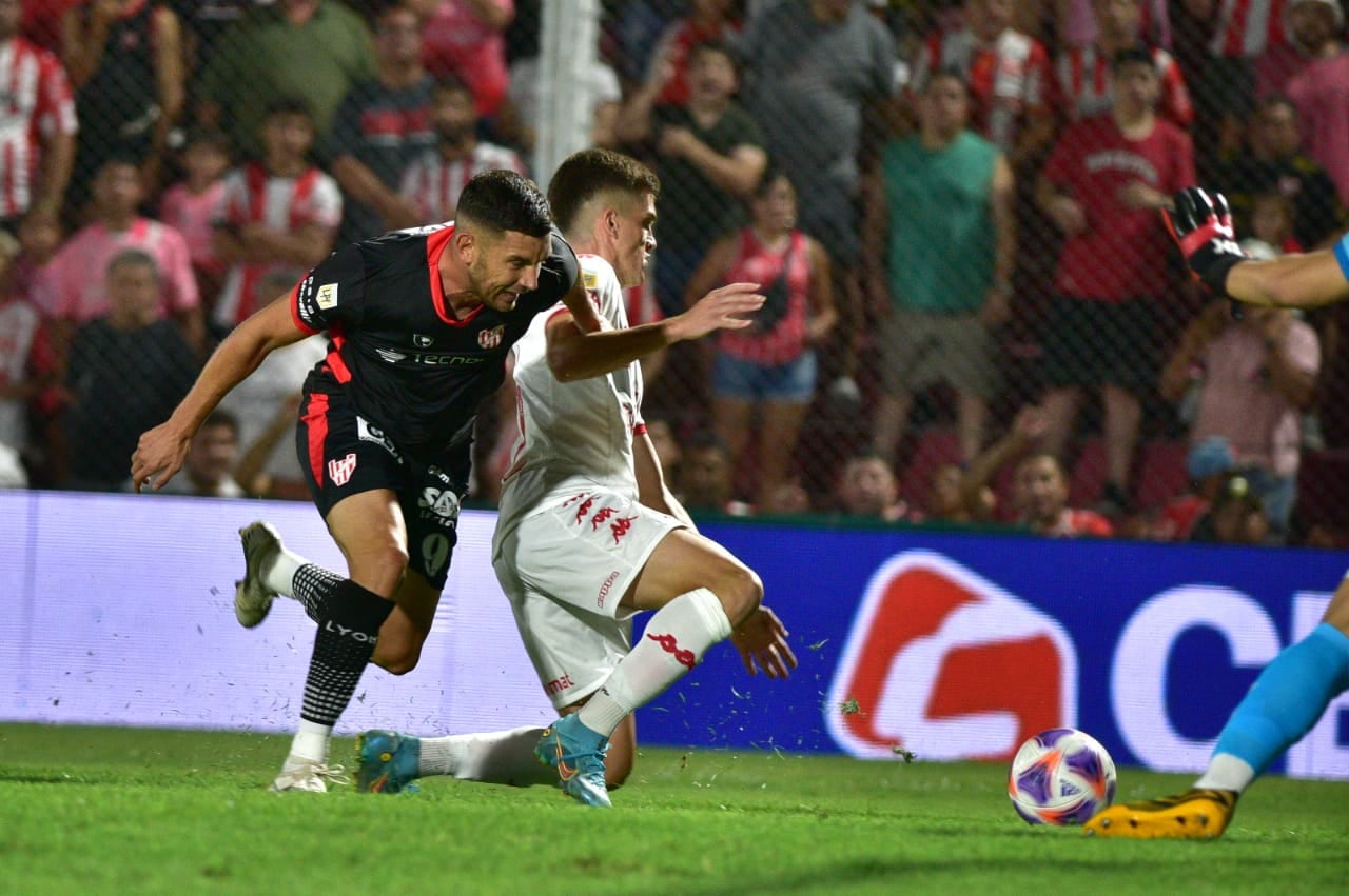 Instituto y Huracán, en uno de los partidos de la tercera fecha de la Liga Profesional 2023, en el Monumental de Alta Córdoba. (Ramiro Pereyra / La Voz)