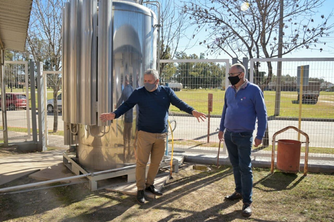 El intendente Benedetti visitando la obra del Hospital de Arroyito