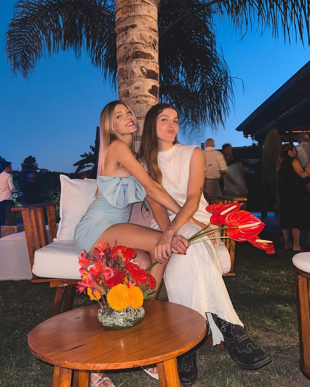 Cande y Federica en el casamiento.