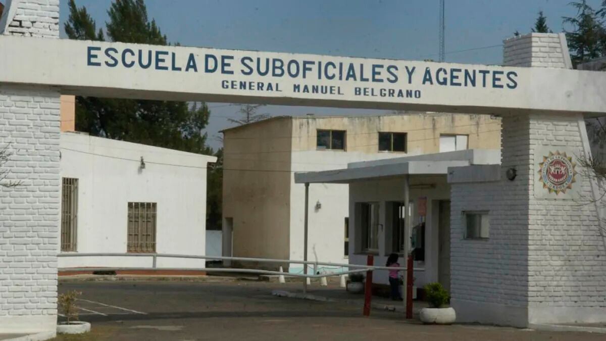 La escuela donde falleció el integrante de las fuerzas.