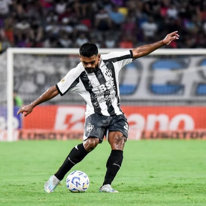 El lateral derecho cordobés Santiago Moyano, con la camiseta de Central Córdoba. (Instagram Santiago Moyano).