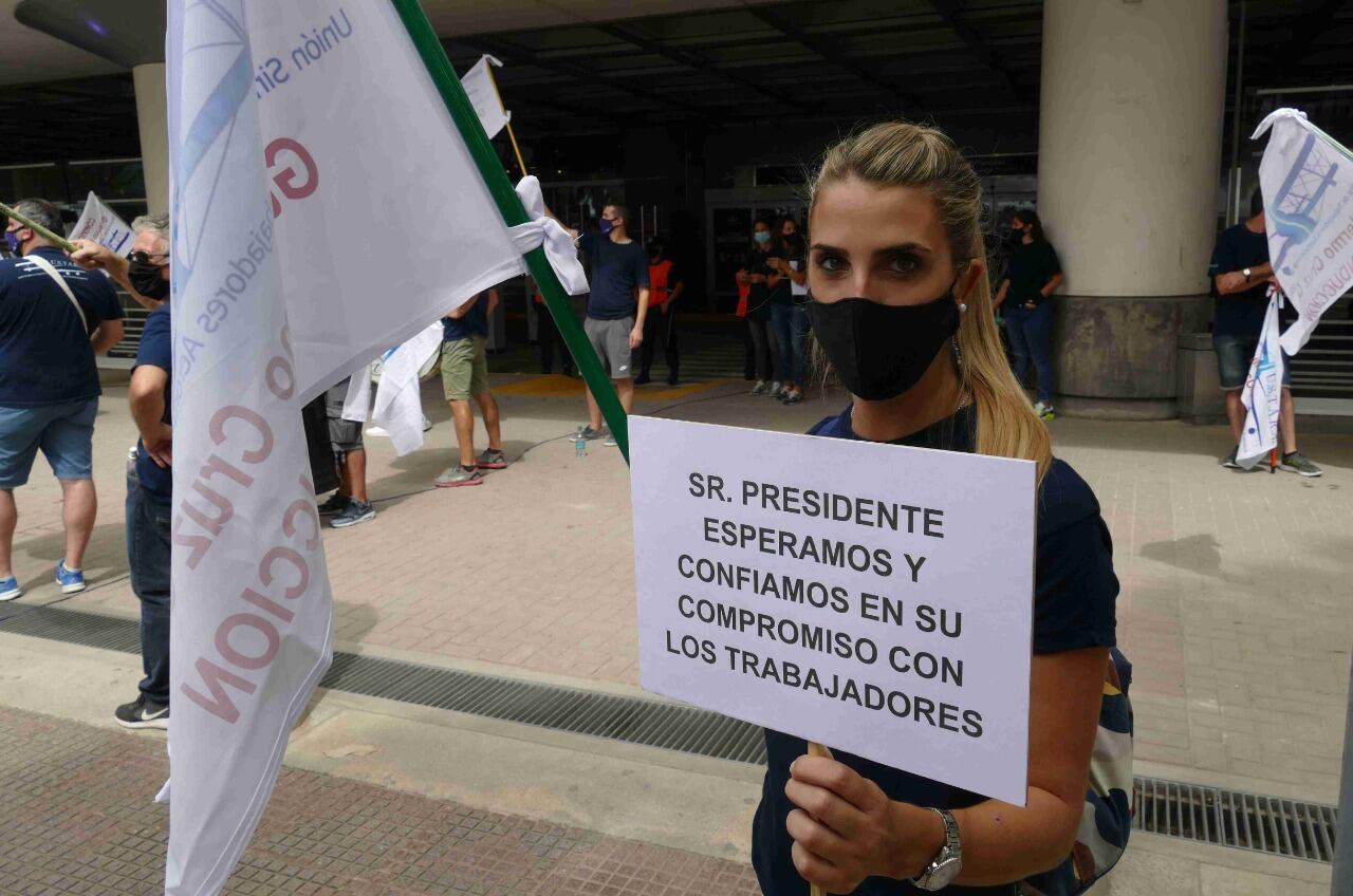 Protesta de trabajadores de Latam durante la reapertura del Aeroparque Jorge Newbery. (Clarín)