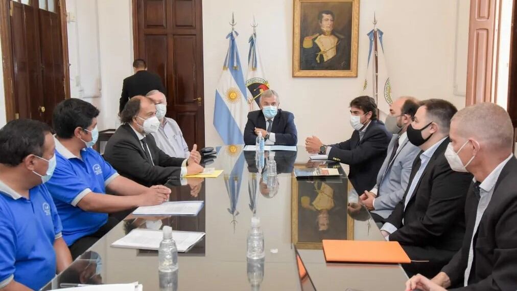 El gobernador Gerardo Morales presidió la reunión de los mineros de El Aguilar con directivos de la empresa y funcionarios del Ministerio de Trabajo y Empleo provincial.