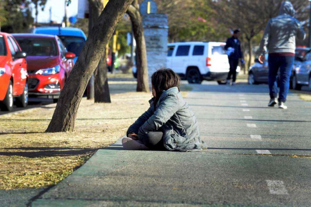 En San Luis pasaron en promedio 24 personas por día la línea de pobreza (La Voz / Archivo)