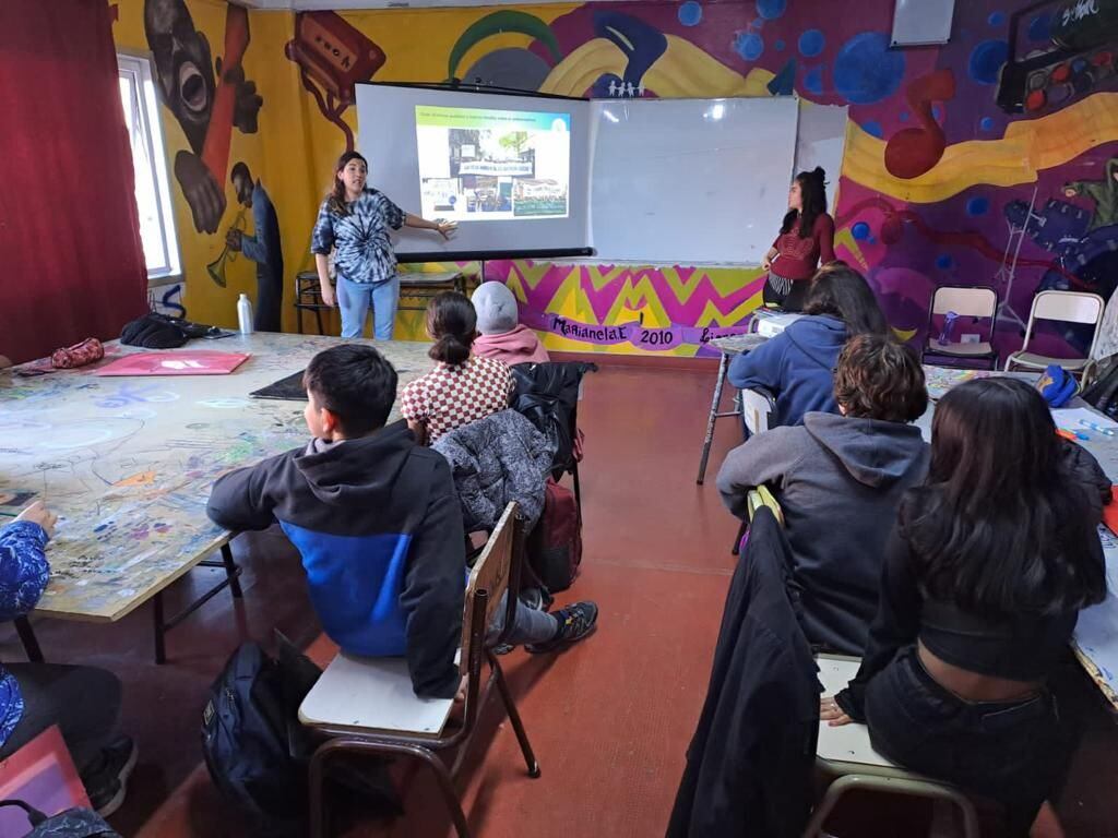 El programa de Educación Ambiental de la Municipalidad de Ushuaia visitó la Escuela Polimodal de Arte.