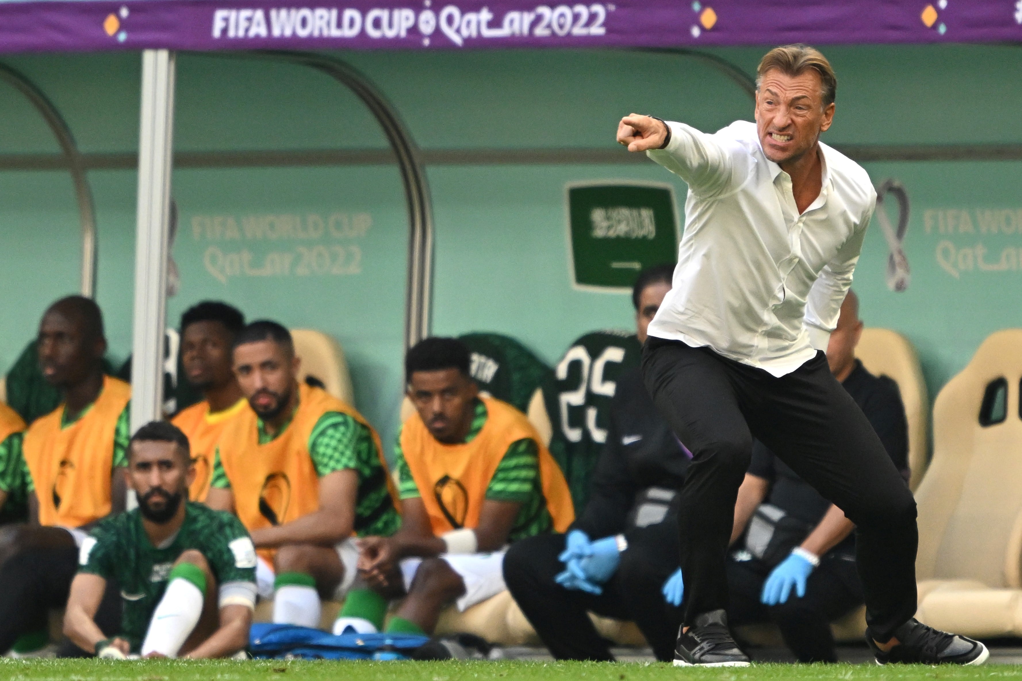 Las indicaciones de Herve Renard, el director técnico árabe. Foto: AP.