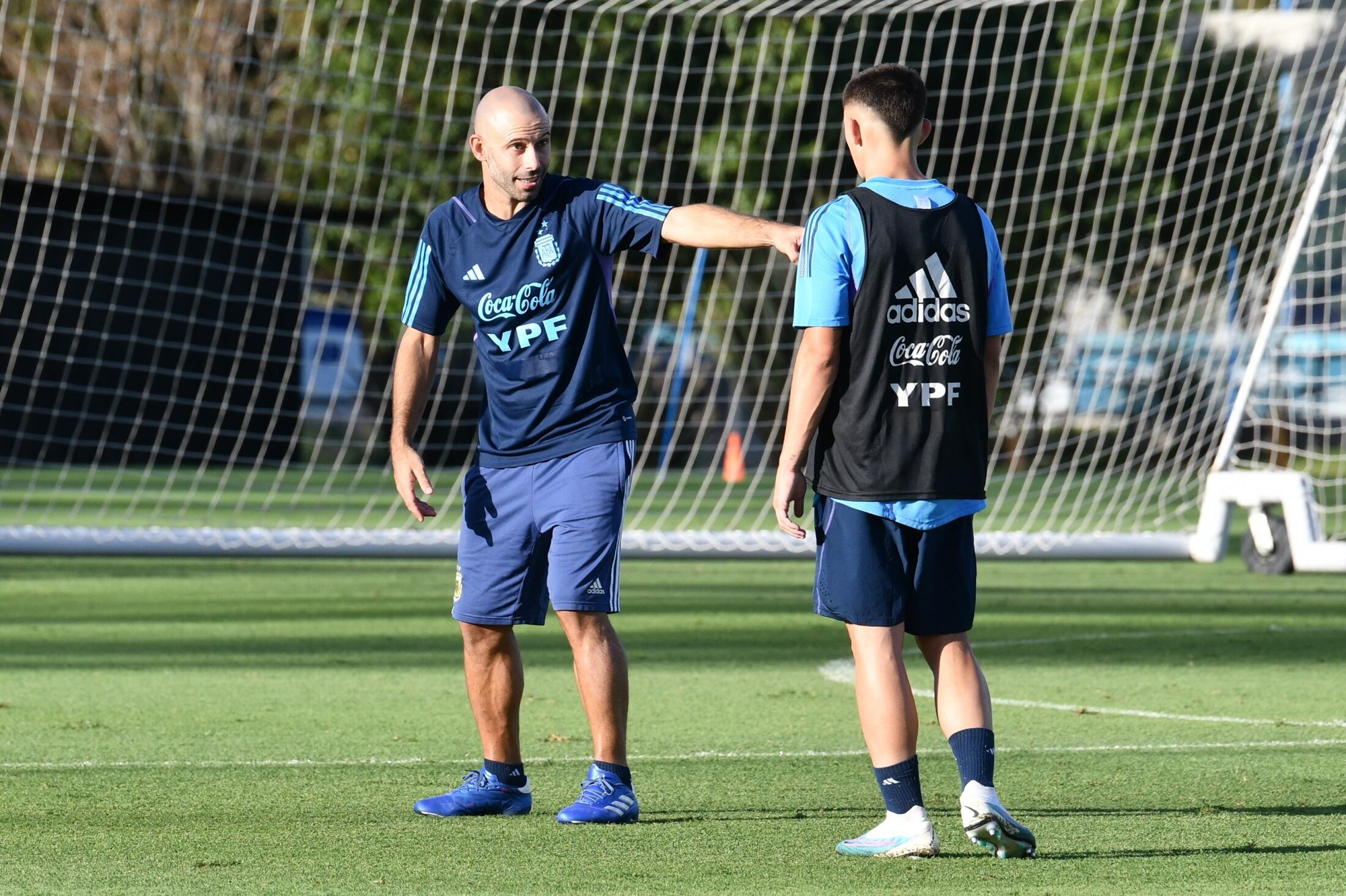 Javier Mascherano estuvo al frente del entrenamiento de la selección argentina Sub 20 con la presencia de Jeremías Lucco, futbolista de Belgrano, y de Tomás Olmos, de Talleres. (@Argentina)