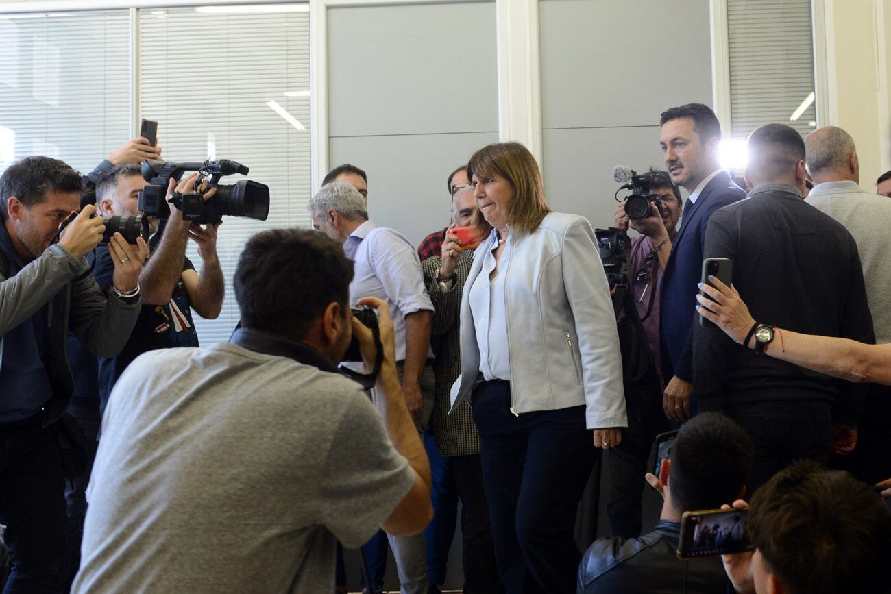 Patricia Bullrich anunció este miércoles que apoyará a Javier Milei, candidato a presidente de La Libertad Avanza, en la segunda vuelta electoral frente a Sergio Massa, de la Unión por la Patria.  La dirigente del PRO, y candidata a presidenta por Juntos por el Cambio, hizo el anuncio este miércoles, en su oficina en Ciudad de Buenos Aires, acompañada por el radical Luis Petri.  (Clarín)