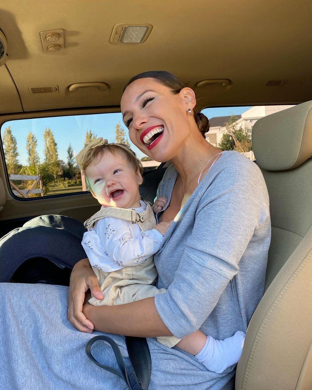 Ana García Moritán y Pampita dando un paseo en auto.