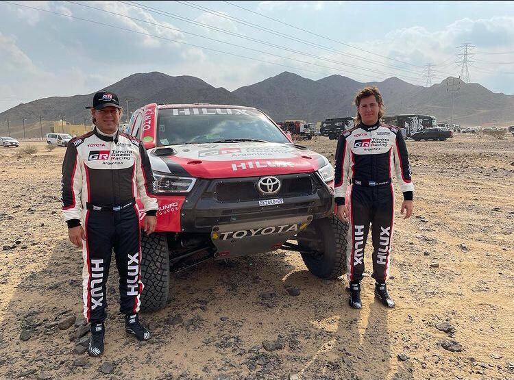 Juan Cruz Yacopini junto a su padre en el Rally Dakar 2021