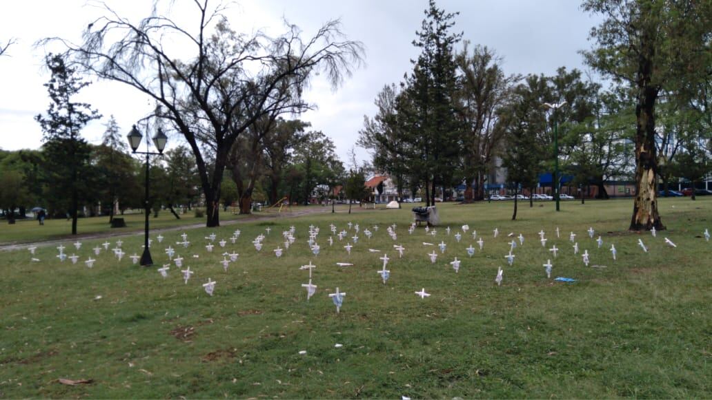 Militantes provida montaron un cementerio de bebés en el Parque 20 de Febrero