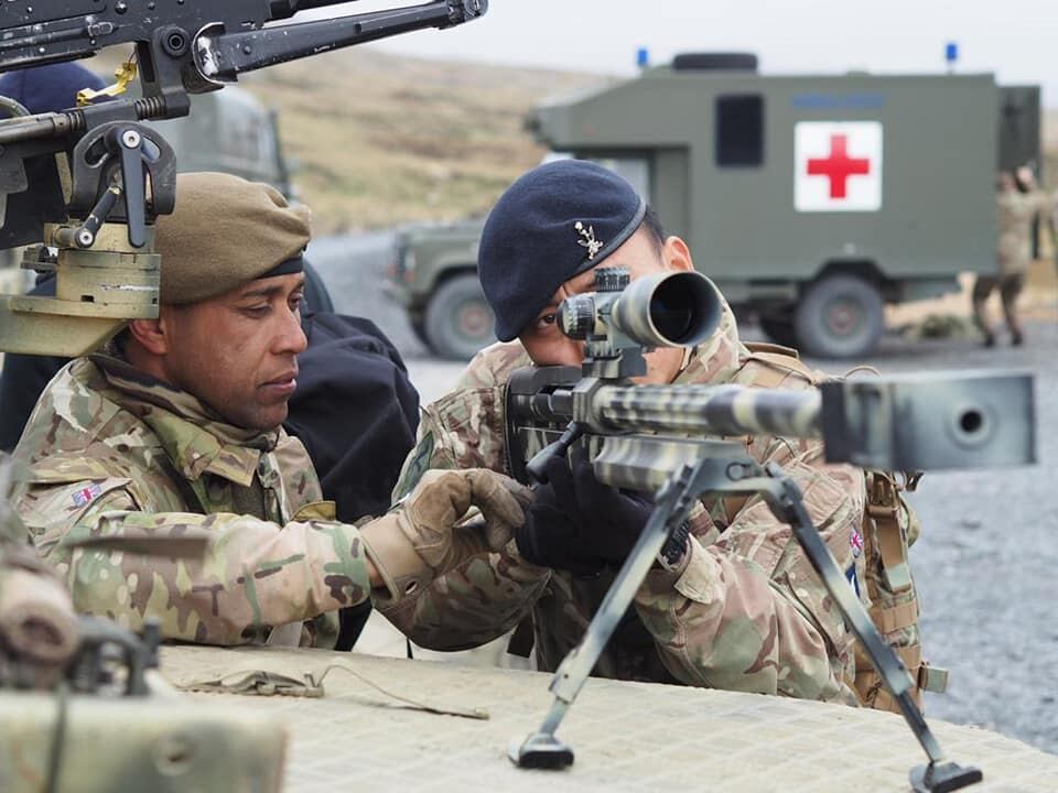 Recibiendo instrucción en fusil de largo alcance (francotirador) Steyr HS  .50 calibre 12,7 mm.