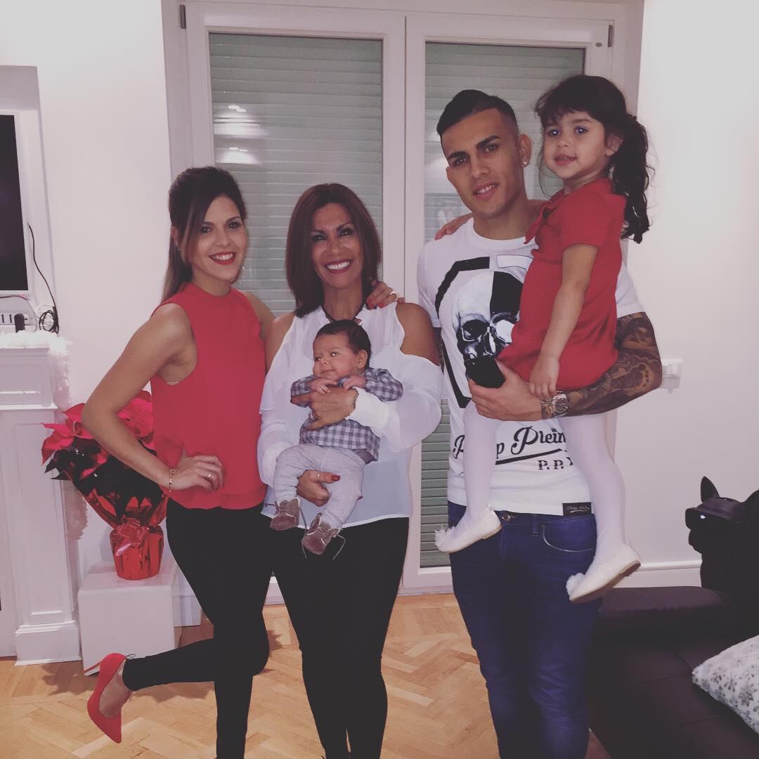 Myriam junto a la familia de Leandro.