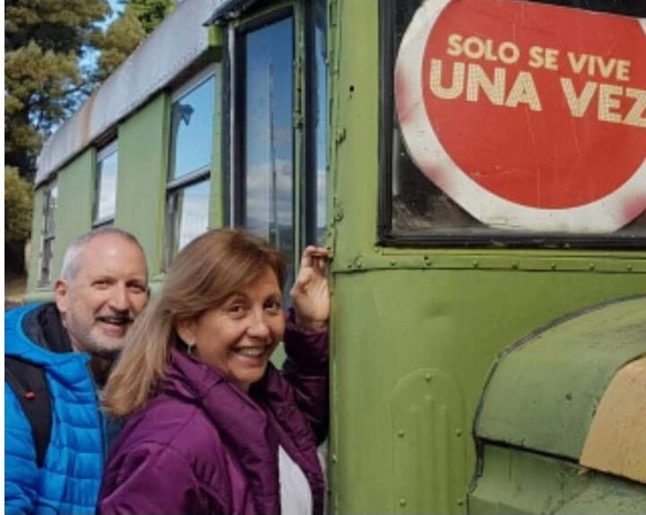 Ximena, Carlos y el cartel que parece ser el hilo conductor de su vida. 