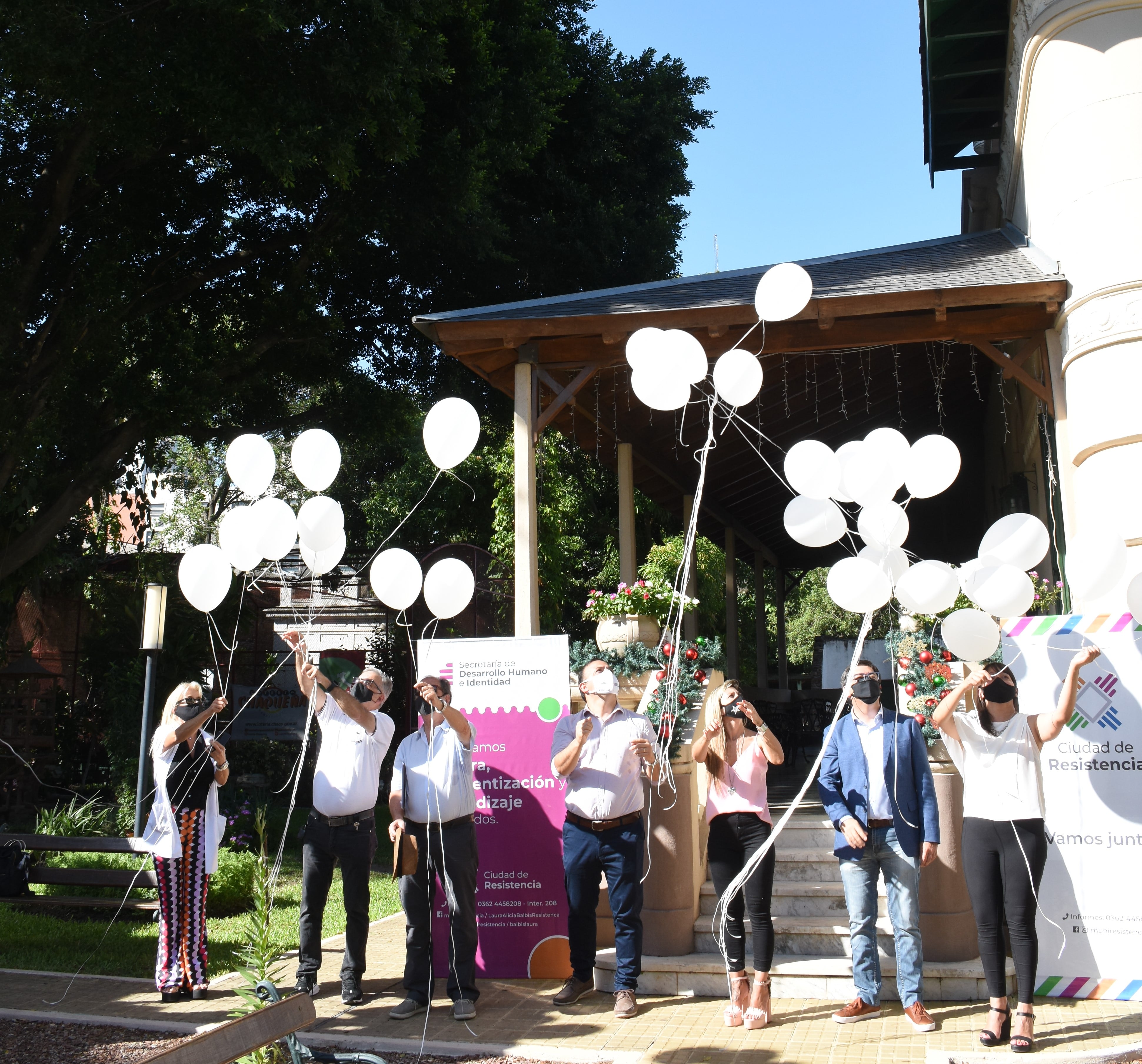 Globos blancos por las víctimas del coronavirus.