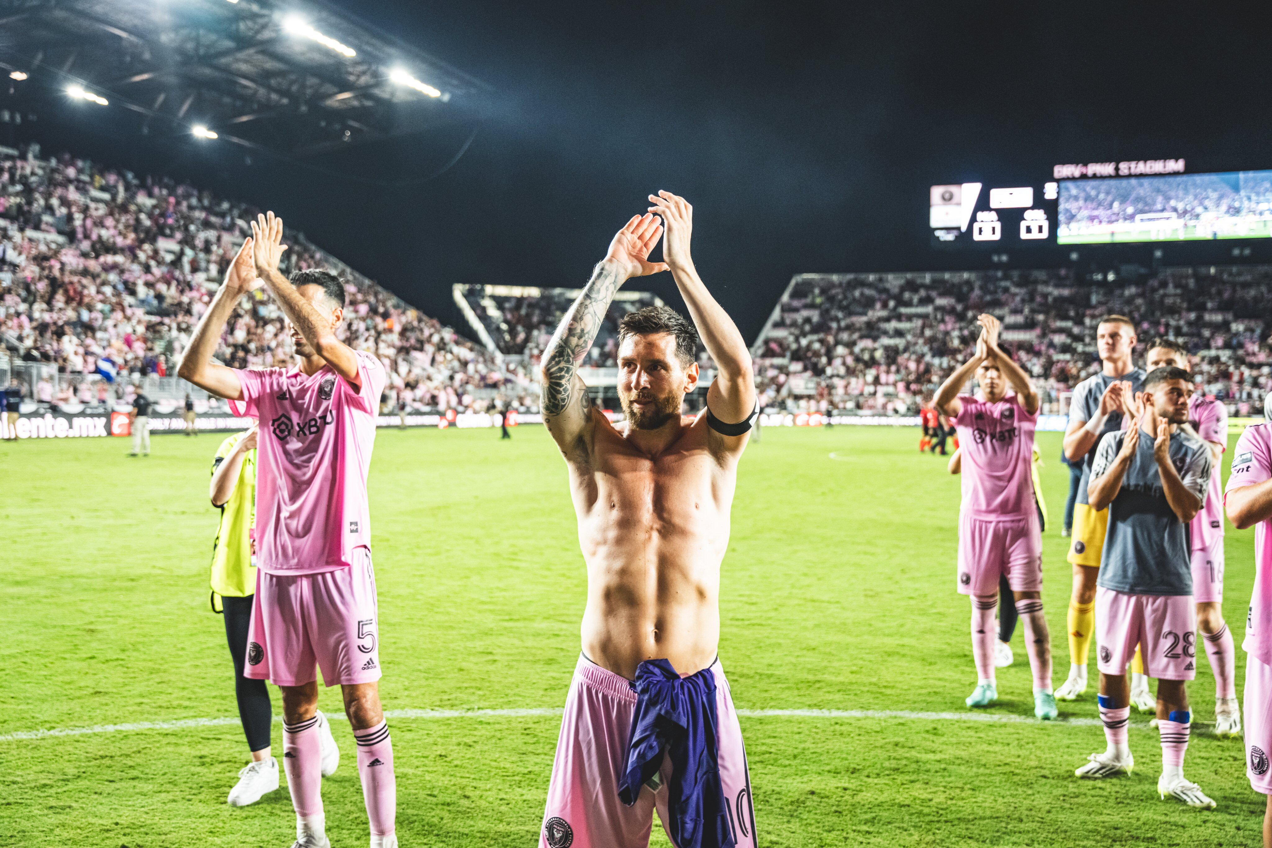 Lionel Messi saludando al público de Inter Miami después del partido con Orlando City en la Leagues Cup de la MLS. (Prensa Inter Miami)