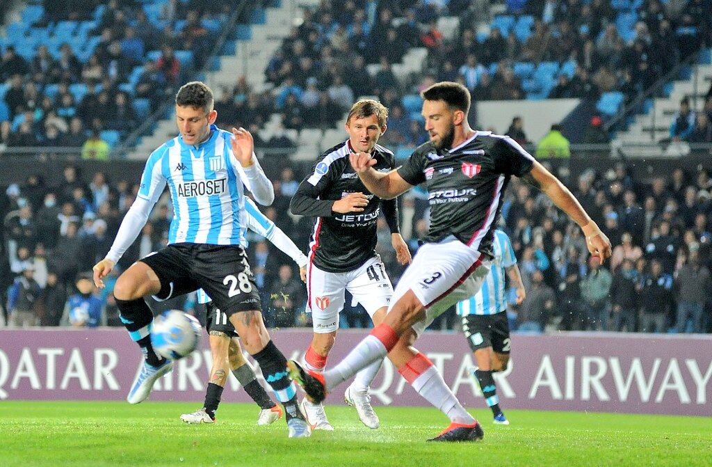 Racing recibe a River de Uruguay en Avellaneda.