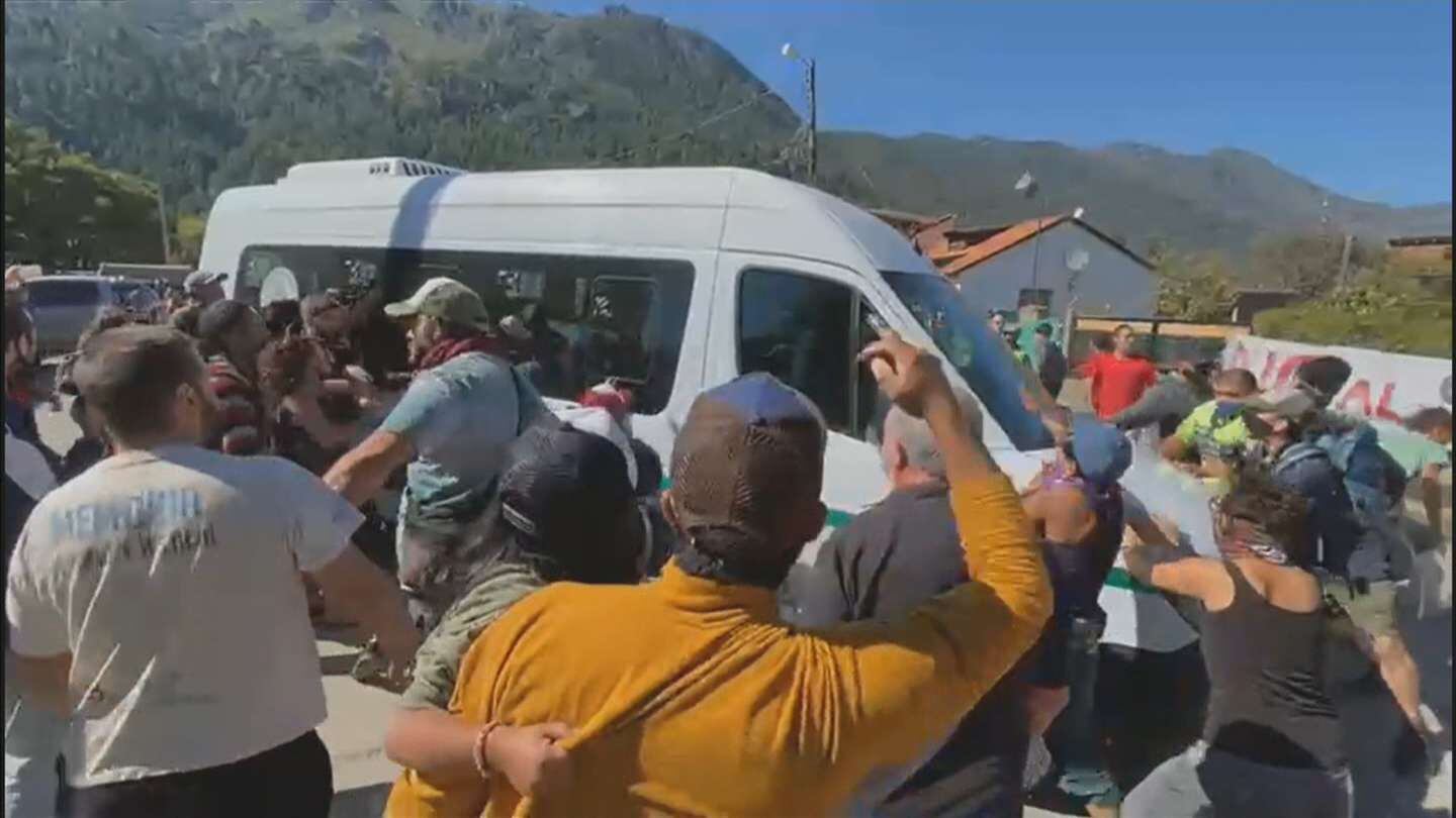 El presidente, la primera dama y otros ministros se reunieron con los intendentes de las zonas afectadas por el incendio. Al salir del centro de operaciones fueron linchados por manifestantes.