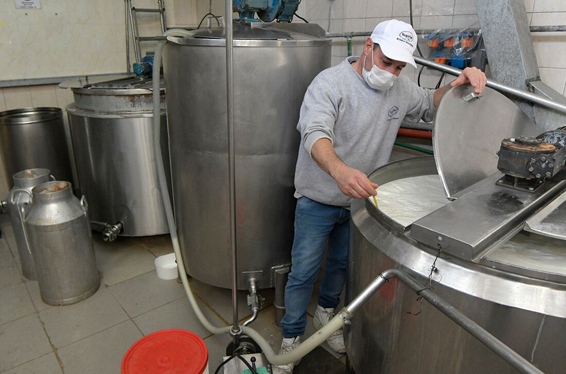 Manejo de leche en industria.

Foto: Orlando Pelichotti/ Los Andes
