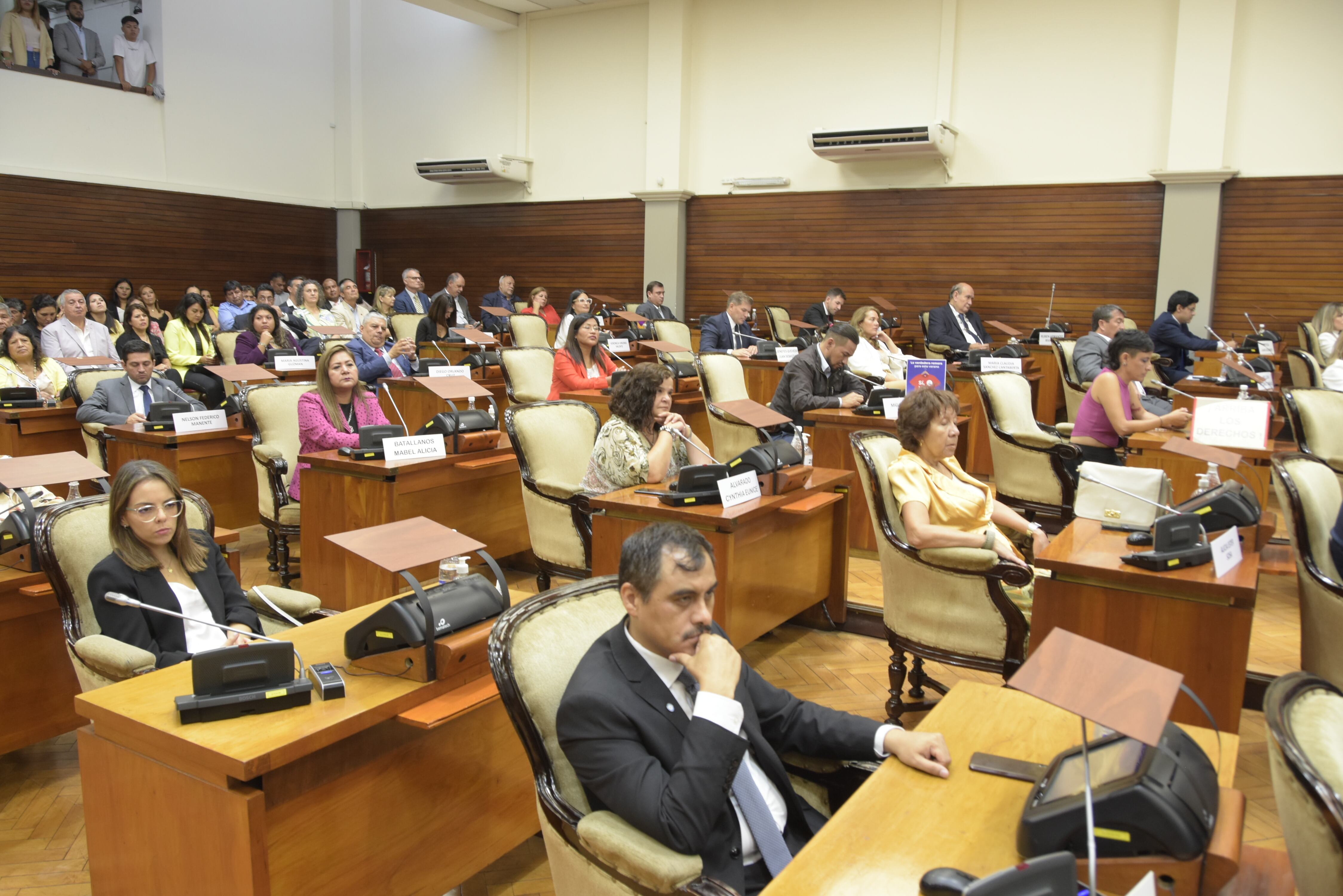 El pleno de la Cámara de Diputados escuchó con atención los conceptos del gobernador Carlos Sadir, en la apertura del período de sesiones ordinarias 2024.