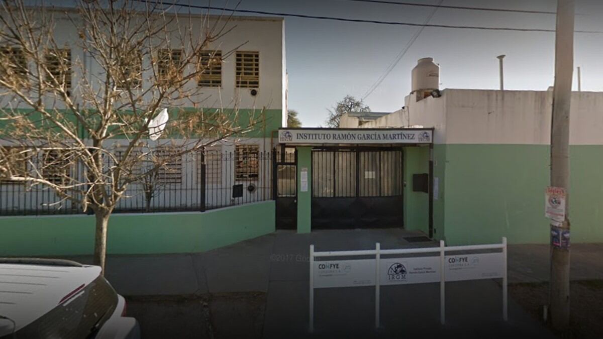 Córdoba: denuncian que la escuela les cobra 1.000 pesos extra para que puedan esperar adentro y no les roben