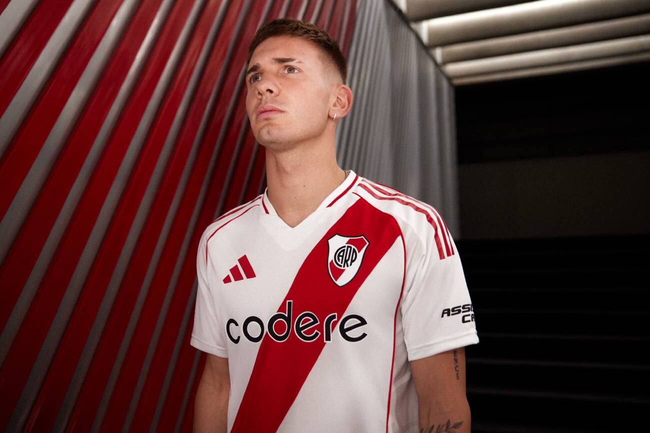 Franco Mastantuono con la nueva de River (Prensa River)