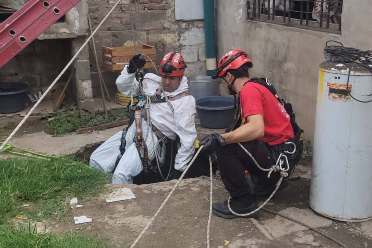 Una mujer cayó a un pozo de 6 metros de profundidad en Villa El Libertador: el video del rescate