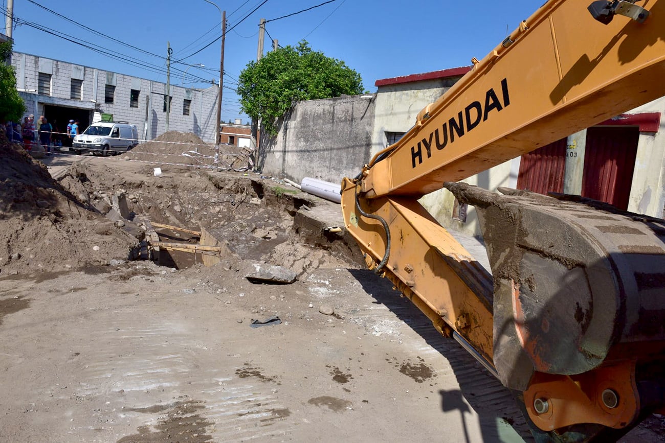 Aguas Cordobesas trabaja en un caño de agua roto que generó un socavón de más de 5 metros de profundidad en Villa Paéz. (Ramiro Pereyra / La Voz)