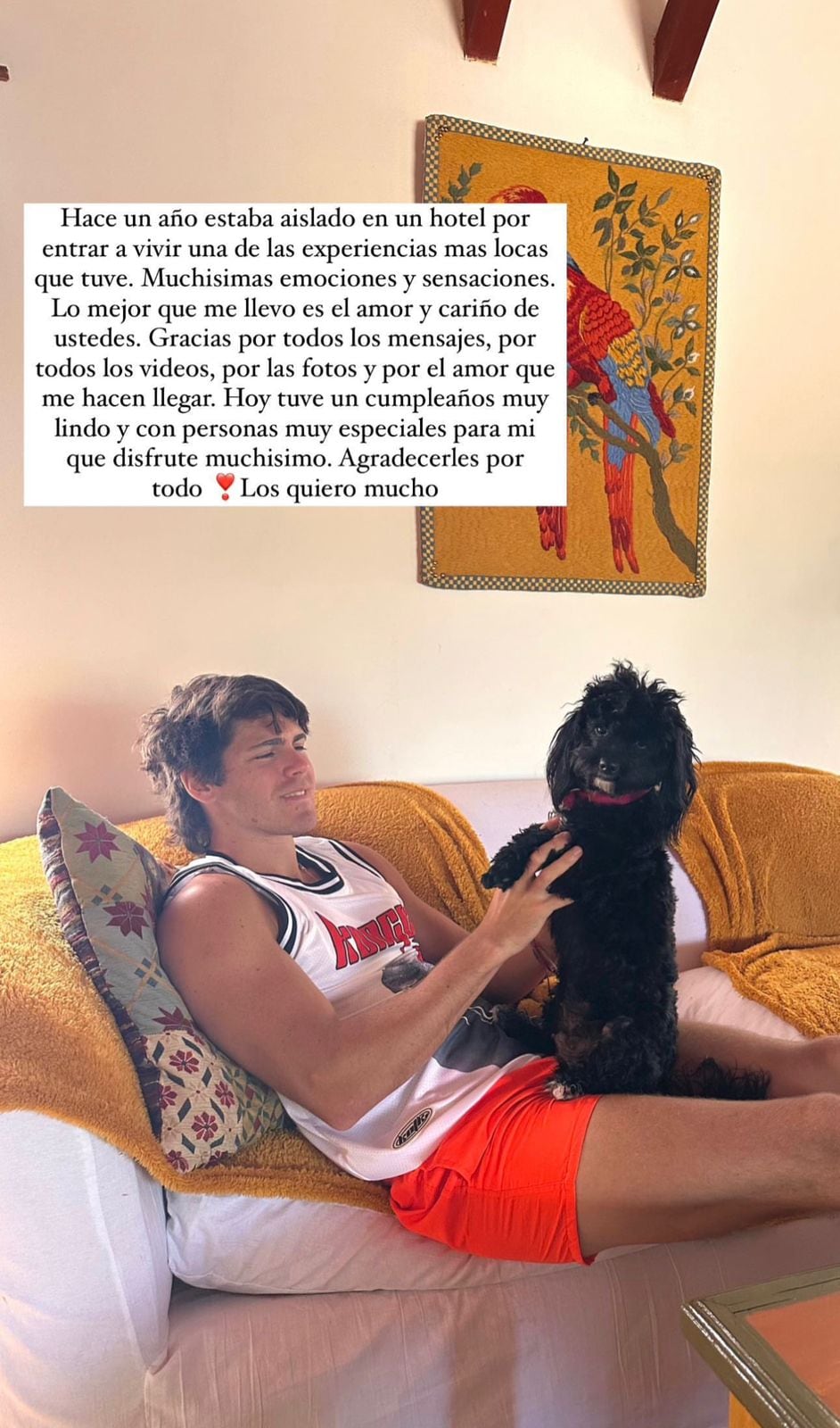 Marcos Ginocchio junto a su perrita Mora.