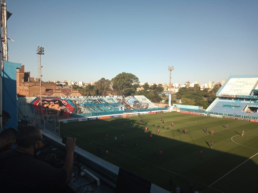 La tribuna de los Piratas se llenó de banderas de Belgrano y en homenaje a Diego Maradona