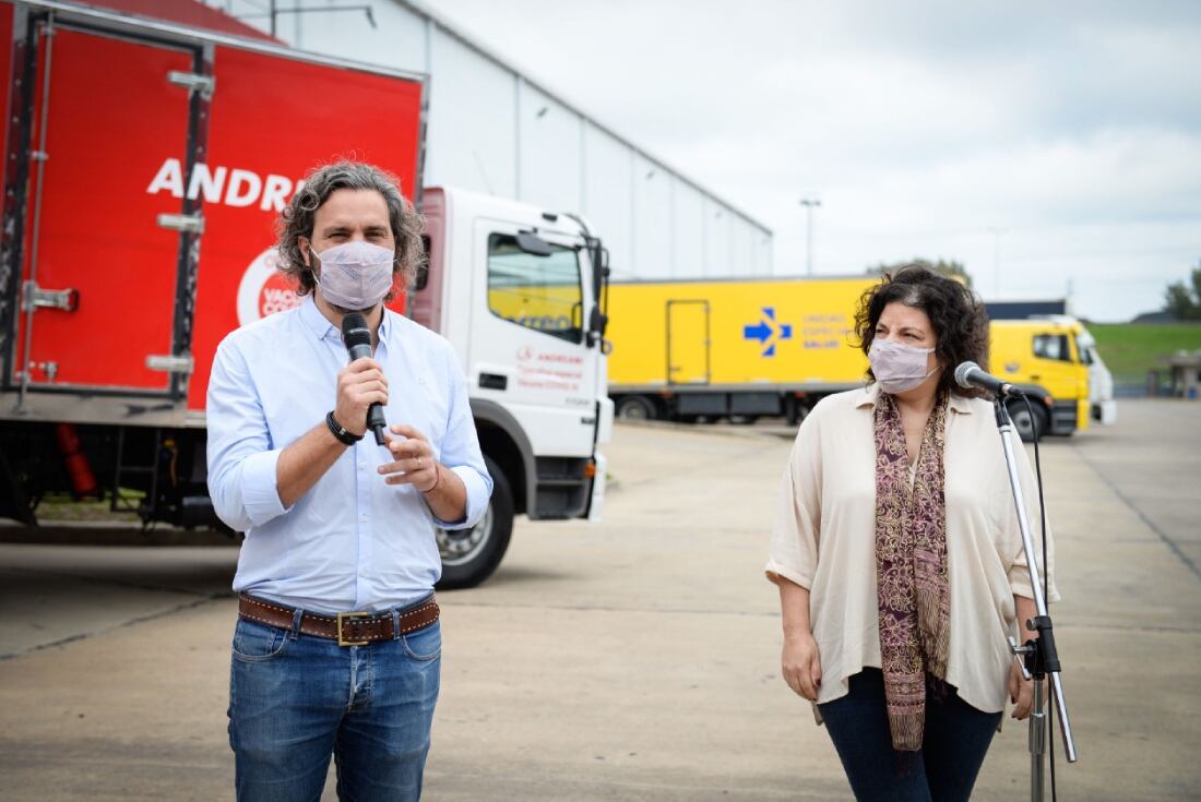 Santiago Cafiero y Carla Vizzotti supervisaron la llegada de vacunas este domingo.