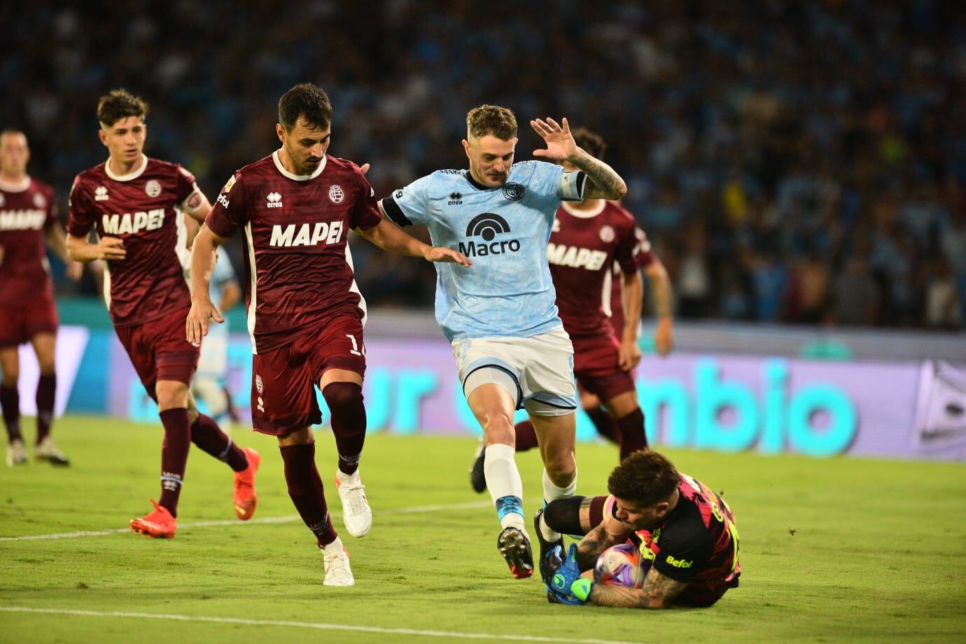 Belgrano en su partido ante Lanús por la séptima fecha de la Liga Profesional 2023. (José Gabriel Hernández / La Voz).