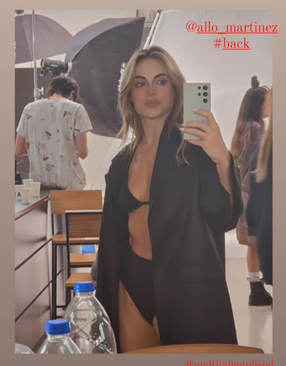 Emilia Attias posó al desnudo y se llevó todas las miradas con un look impactante