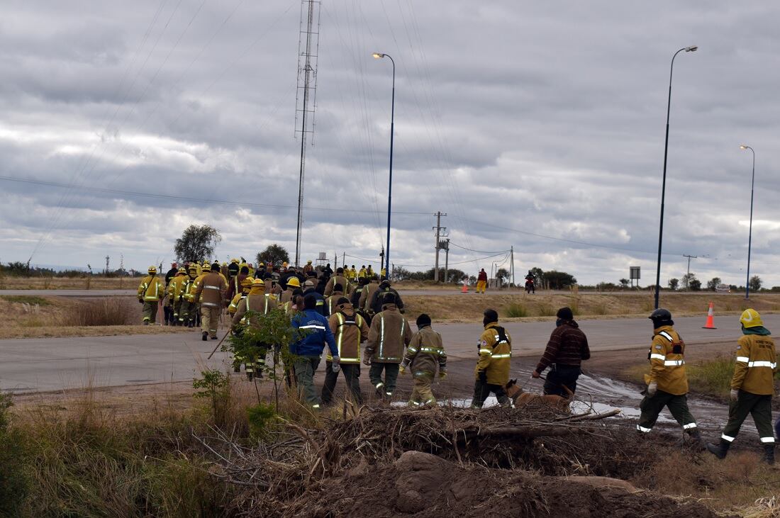 Las fuerzas de seguridad que parcicipan en la búsqueda de Guadalupe Lucero se despliegan para realizar uno de los tantos rastrillajes sobre la Ruta 7. Gentileza ANSL