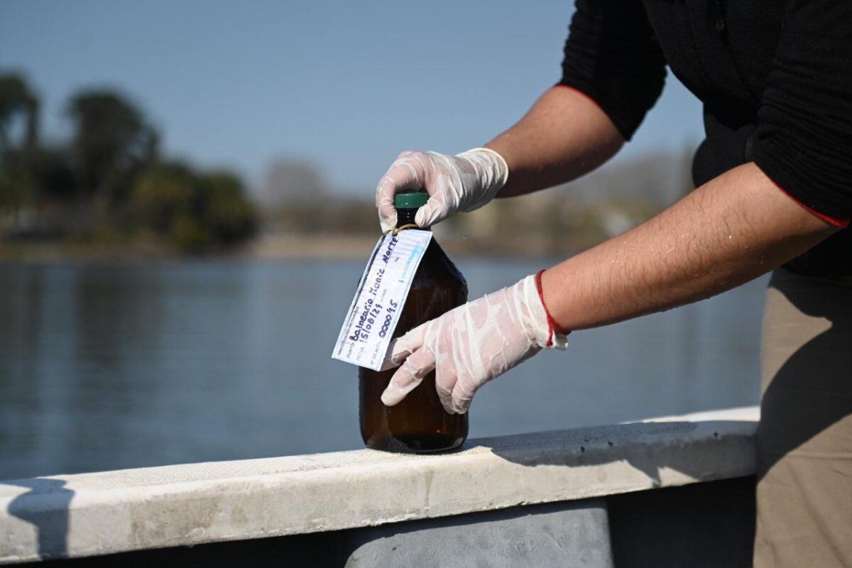 Realizan un importante monitoreo ambiental en el río Gualeguaychú